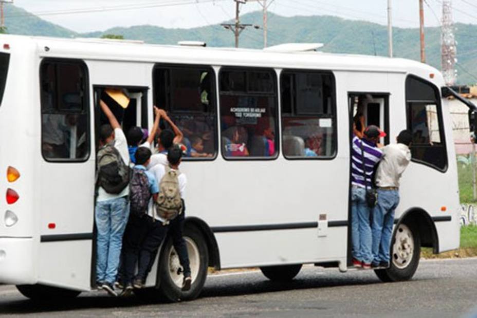 Suspenden servicio transporte público - ACN