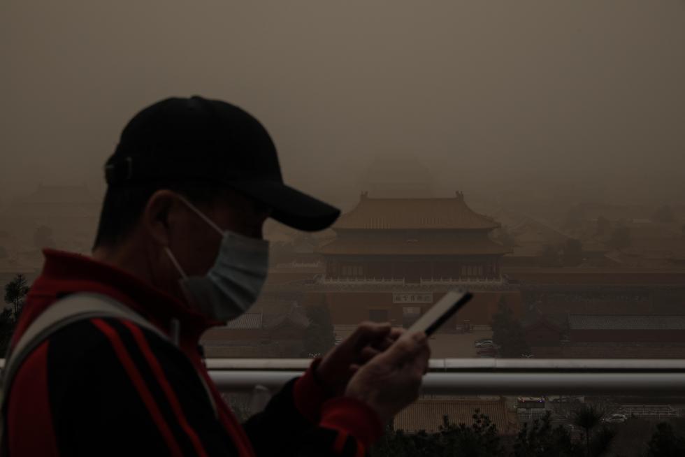Beijing envuelta en niebla marrón