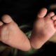 Arrestada por botar a su bebé a una letrina