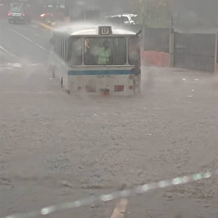 Caos en vías de Caracas por lluvias