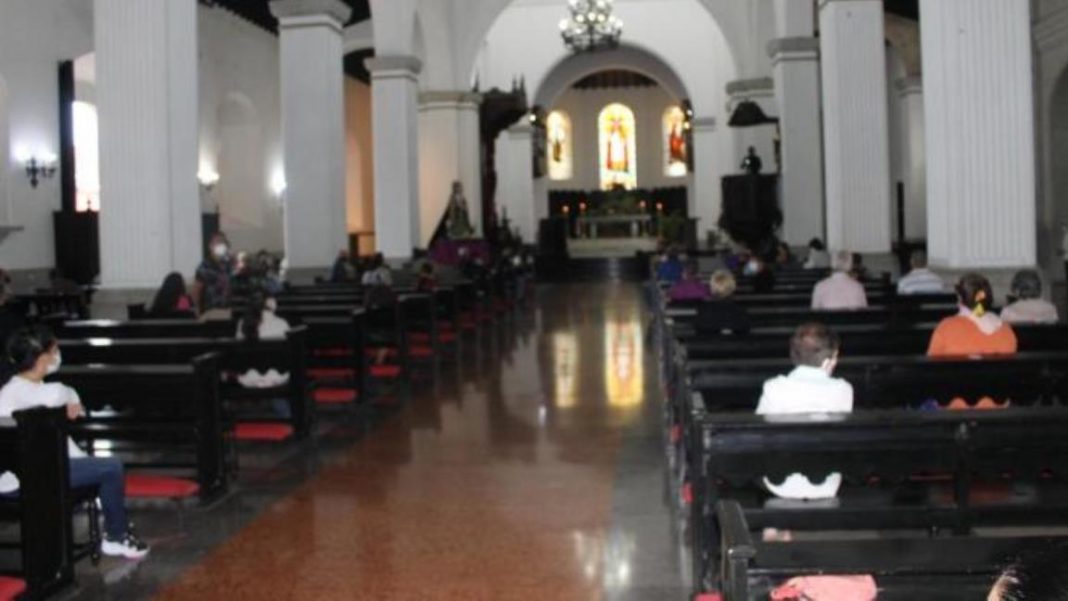 mujer abofeteó a sacerdote- acn