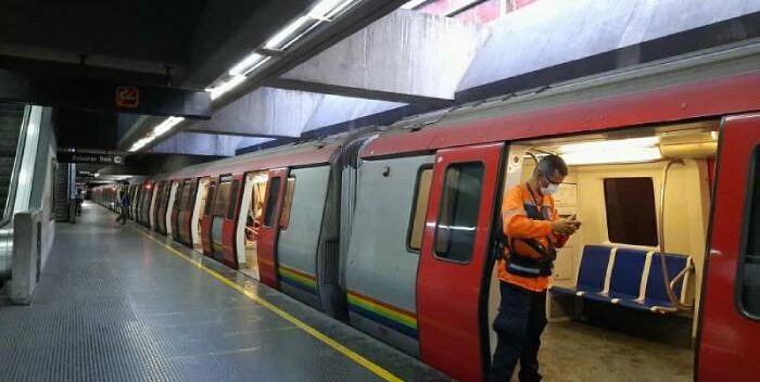 Mujer con su hija se cae a los rieles del Metro