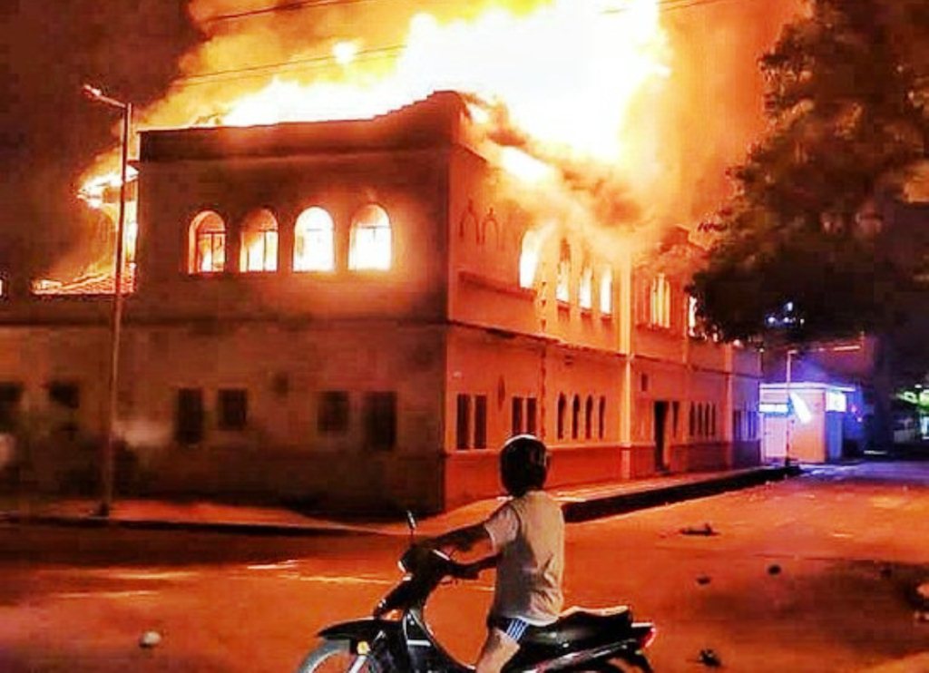 Turba incendia Palacio de Justicia de Tuluá - noticiacn