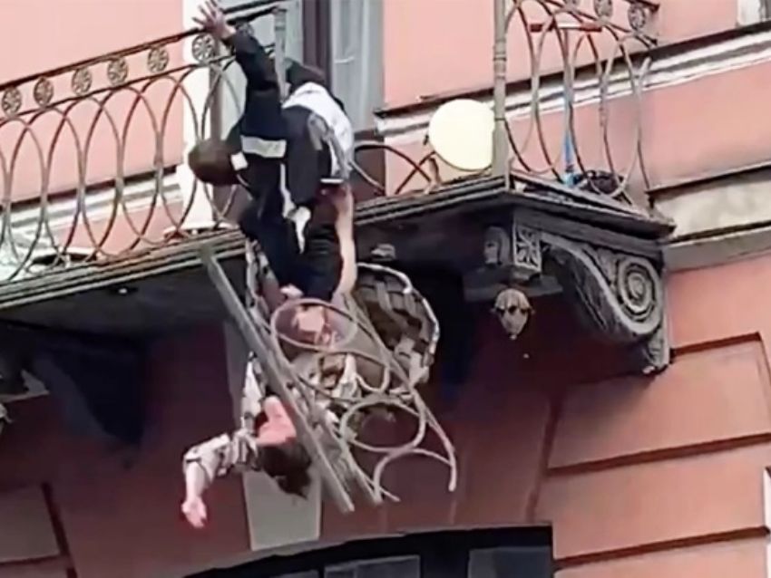 Pareja discute y cae desde un balcón - ACN