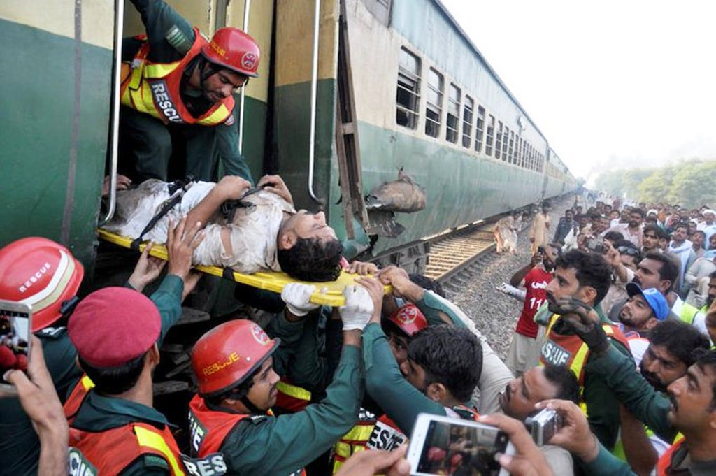 Colisión de trenes en Pakistán - noticiacn