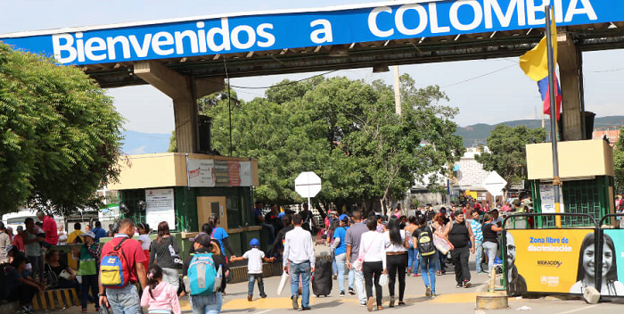 Dos mil venezolanos pasan diariamente a Colombia