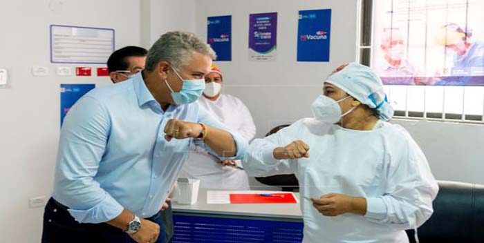 Iván Duque recibe la vacuna