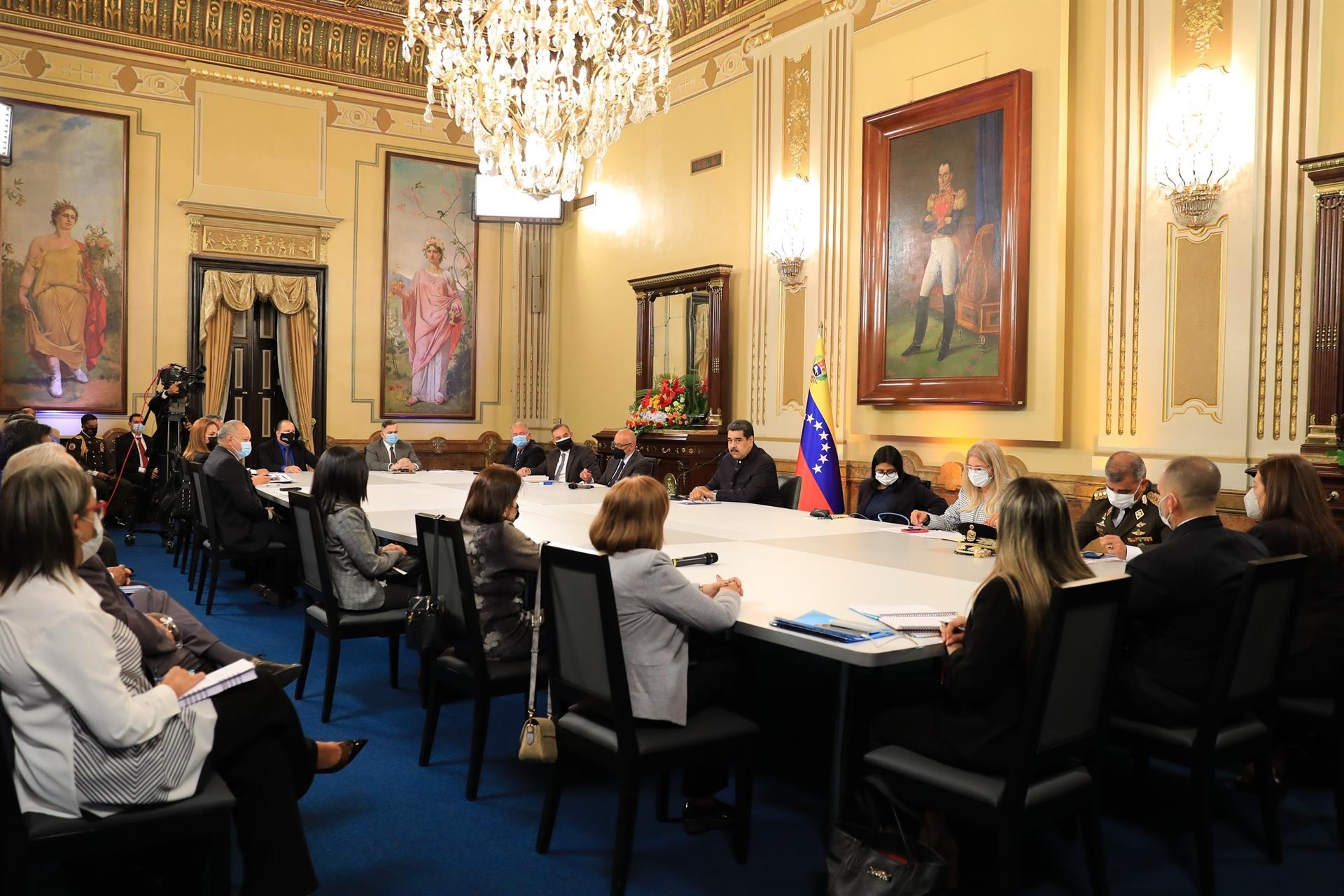 Maduro creo comisión especial - noticiacn