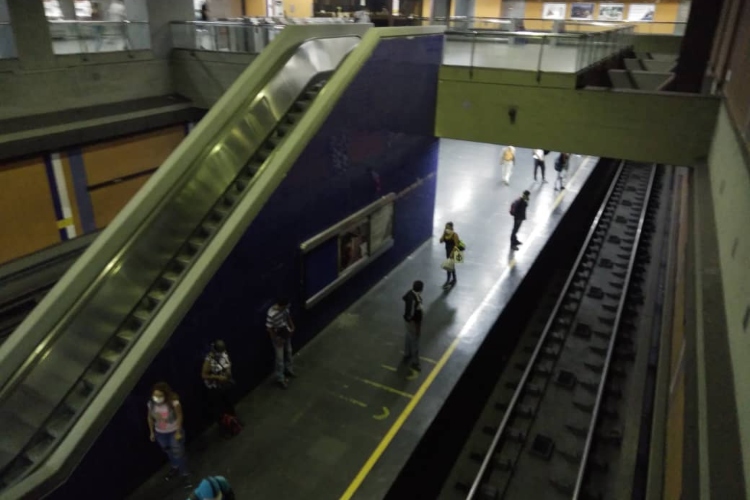 Mujer dio a luz Metro de Caracas - ACN