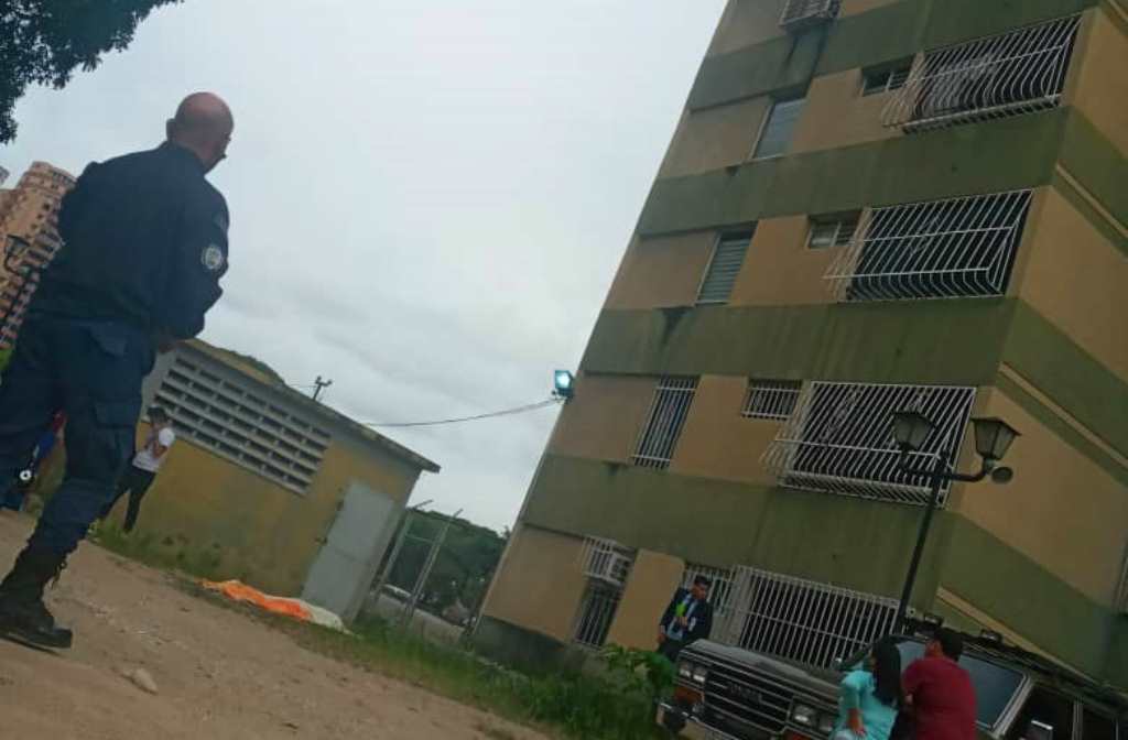 Muere adolescente al caer de edificio