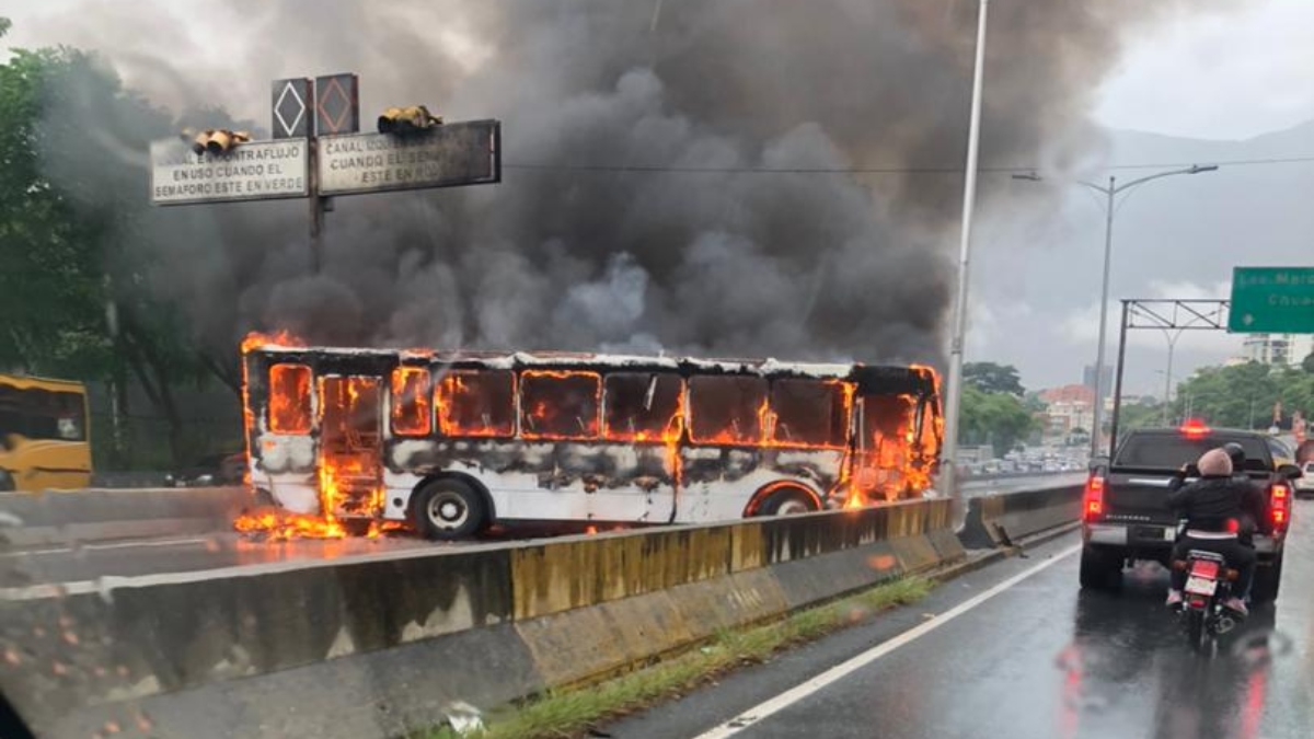 autobús incendió autopista este- acn