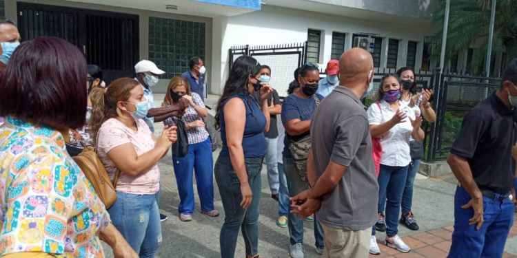 Protestan en sede de Insalud - ACN