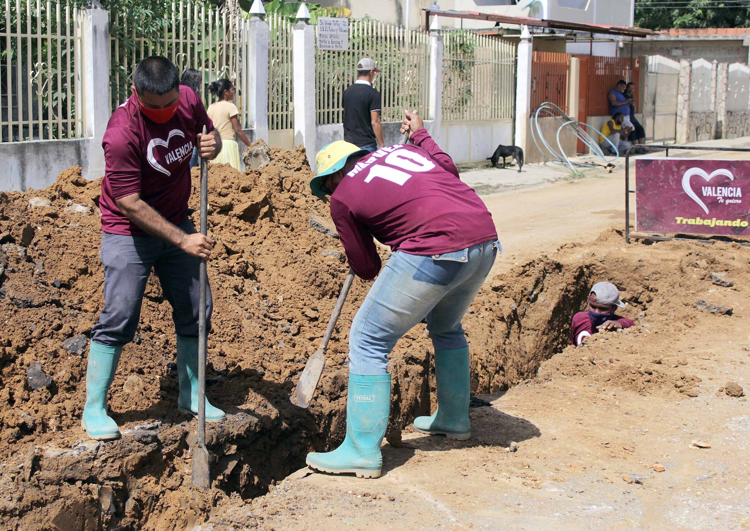 Ejecutan sustitución de tuberías en El Socorro 2