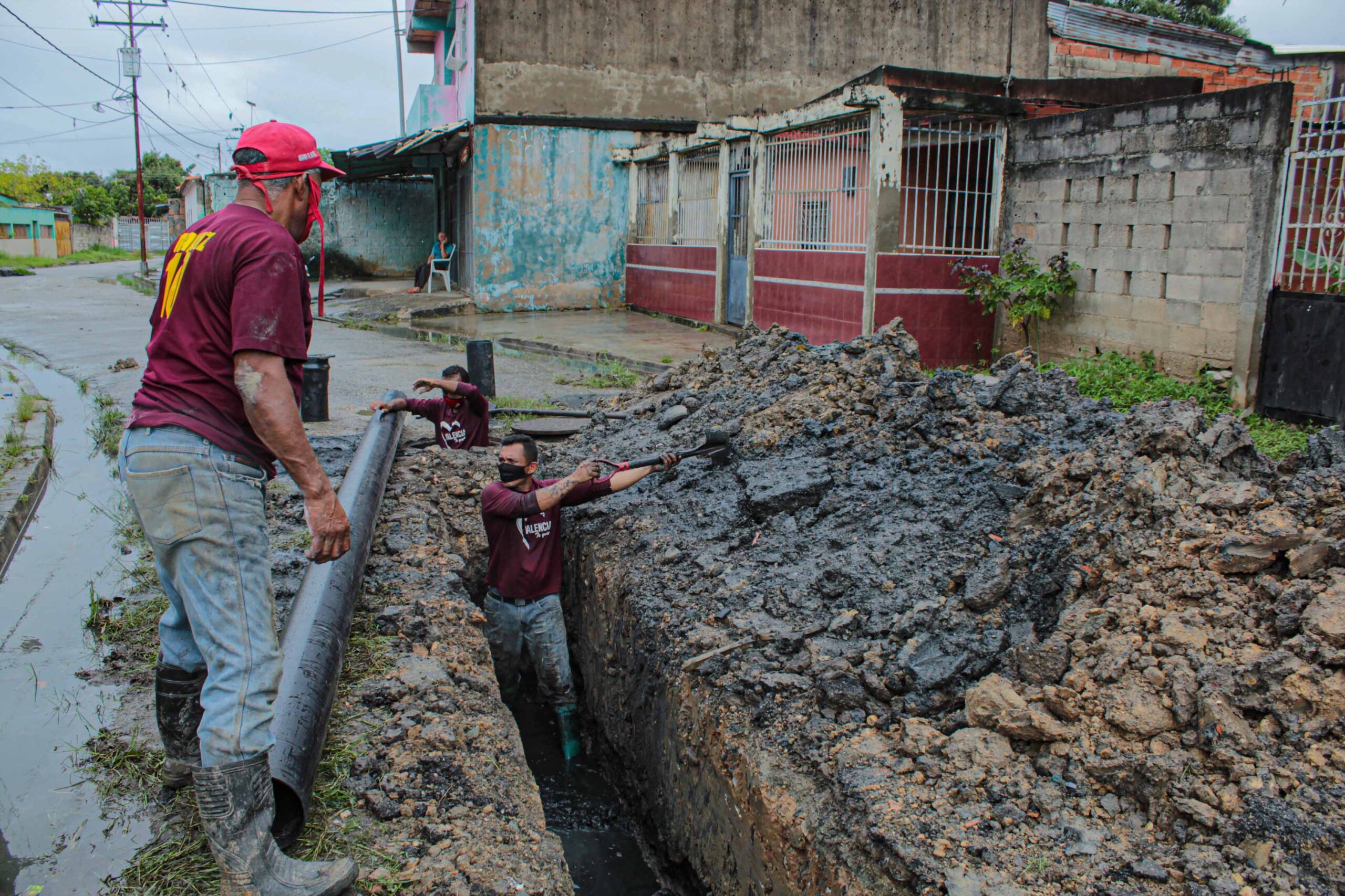 Reemplazan tuberías en Las Flores