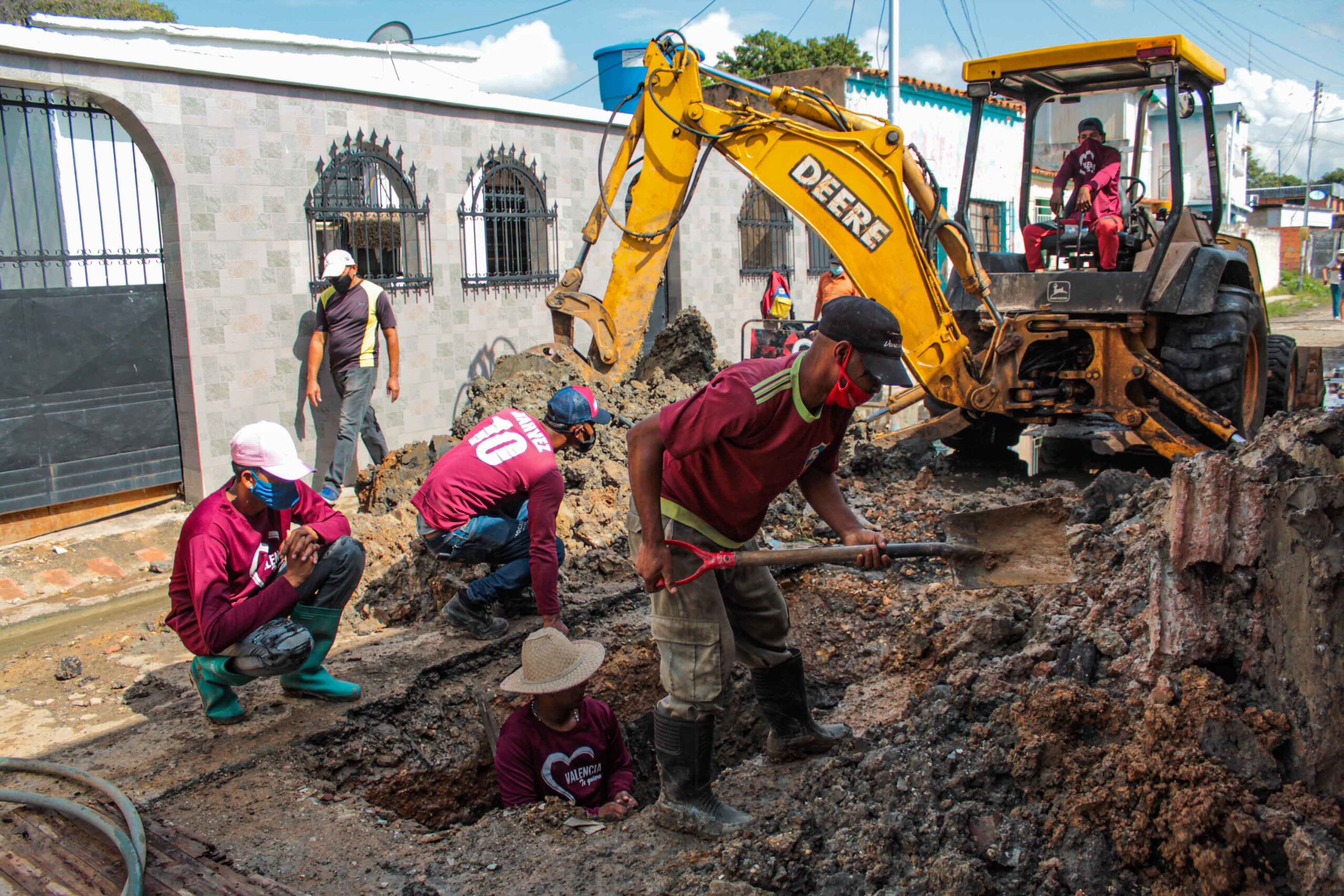 Sustituyen tuberías en Barrio Venezuela