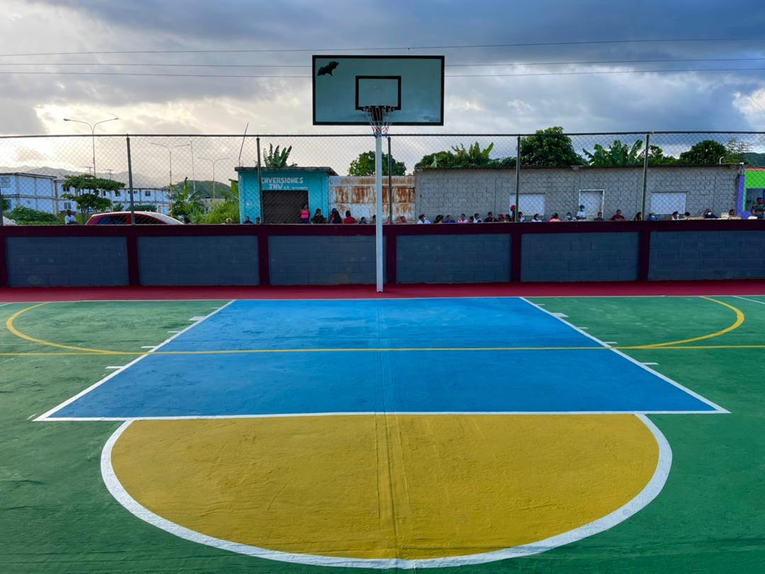 Rehabilitan canchas deportivas