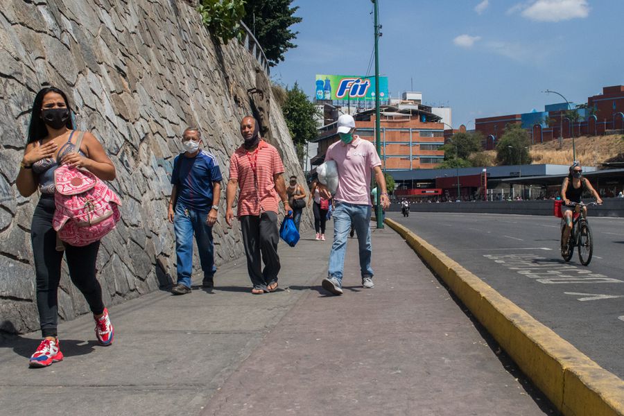 Caraqueños caminan para ahorrar pasajes