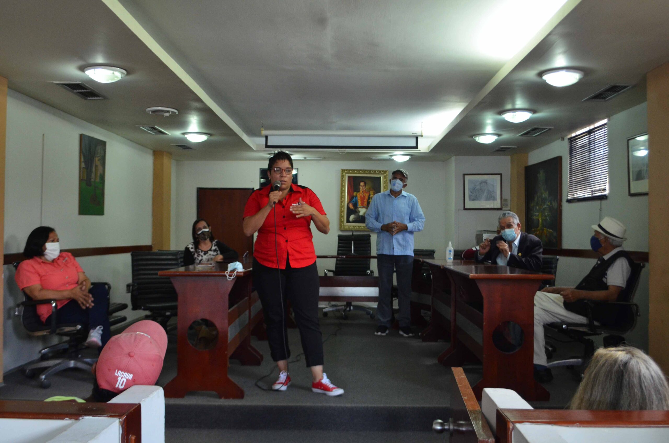 Ana González y docentes en Naguanagua