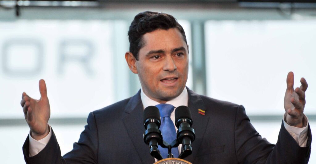 Vecchio instó a migrantes aplicar el TPS - noticiacn