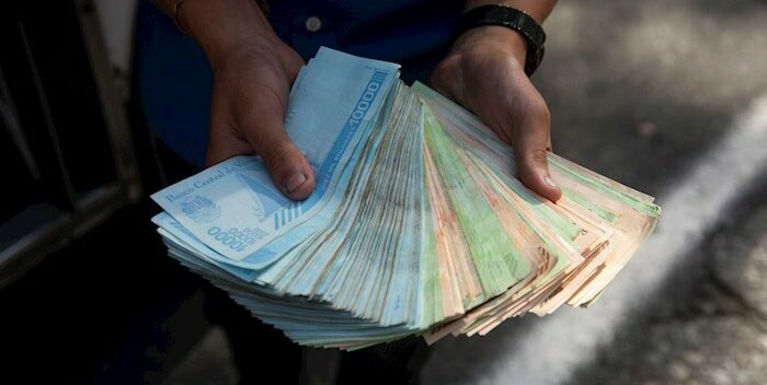 Venezolanos buscan salir del efectivo