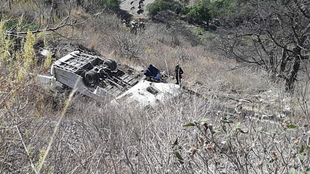 Autobús cayó por precipicio en Perú - noticiacn