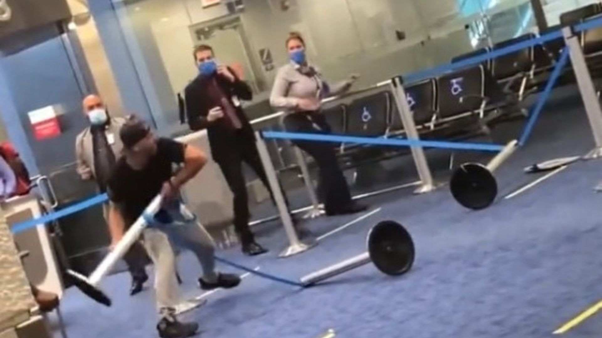 joven atacó personal aeropuerto miami- acn