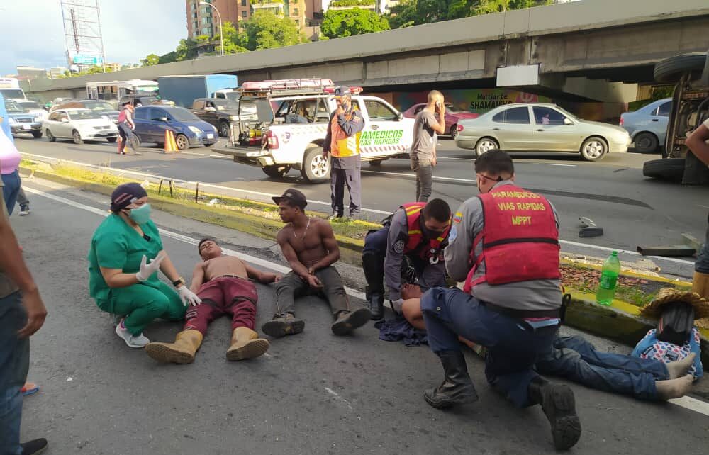 Camión se volcó en la Francisco Fajardo