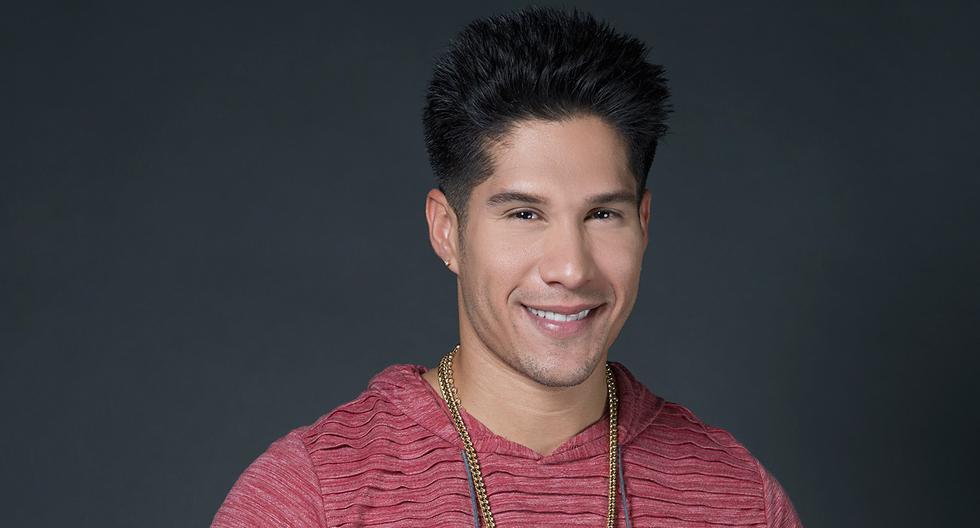 Chyno Miranda fumando marihuana