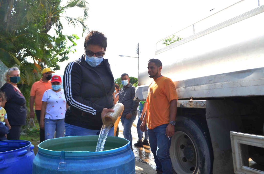 Distribuyen agua en González Plaza