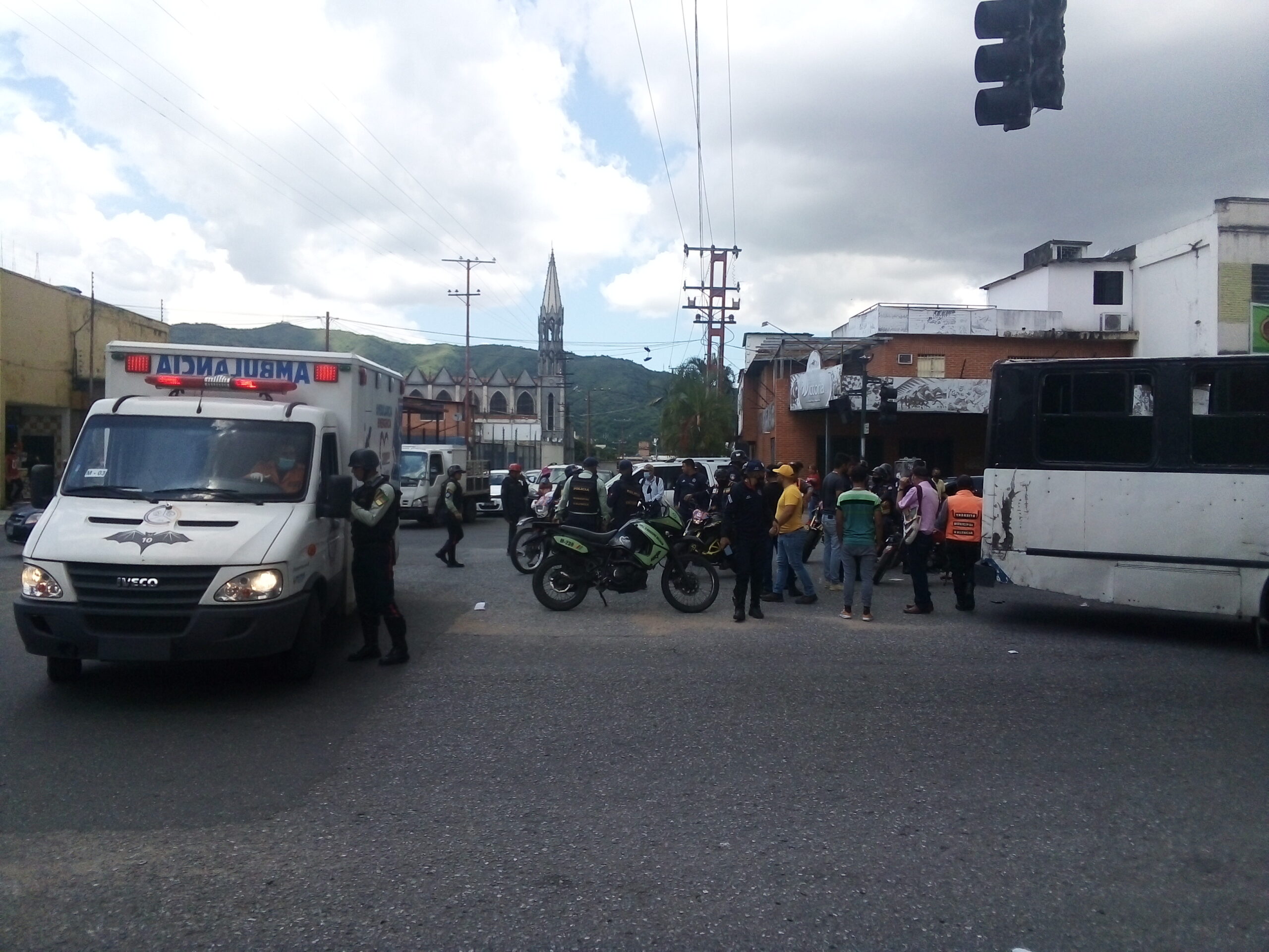 Autobús arrolló a motorizado en la Bolívar