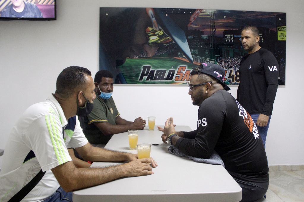 Pablo Sandoval visita academia