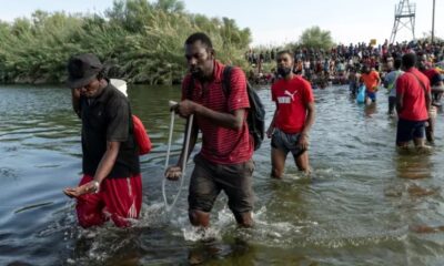Migrantes esperan bajo un puente
