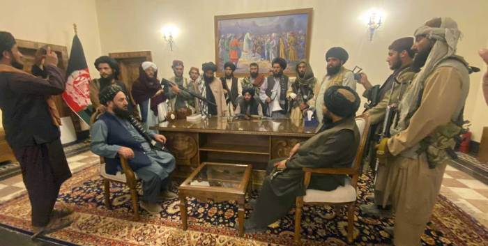 Talibanes disuelven el Ministerio de la Mujer