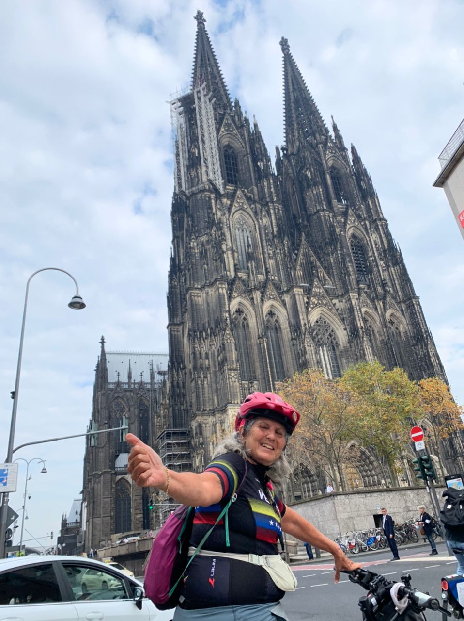 Venezolana recorre Europa en bicicleta