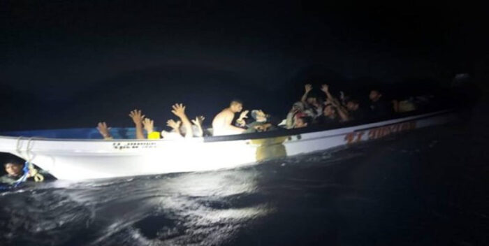 Venezolanos que viajaron en peñero detenidos en Aruba
