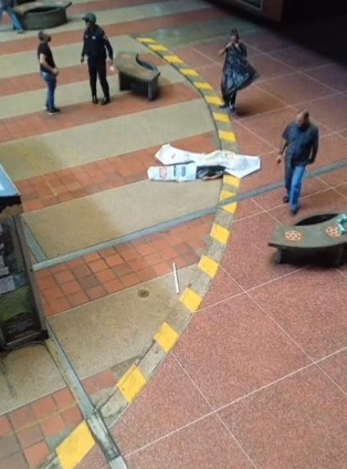 mujer lanzó centro comercial- acn