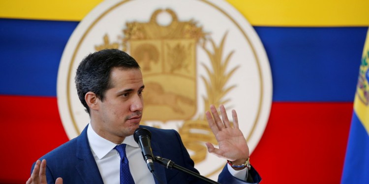 Se derrumbó parte del set de prensa de Guaidó