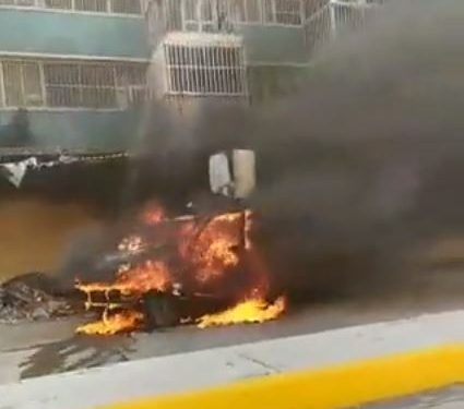 Vehículo se incendió en el Viñedo