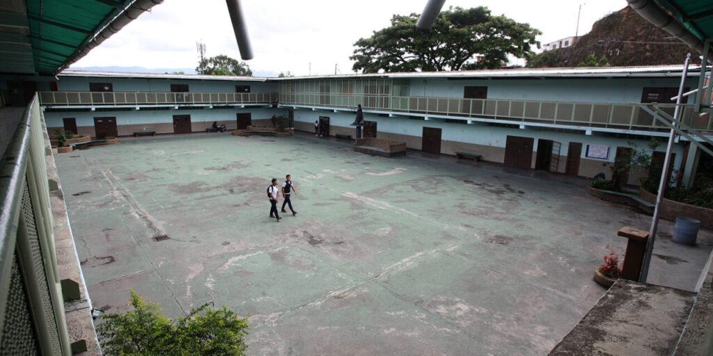 Más de un millón de venezolanos dejaron de estudiar - noticiacn
