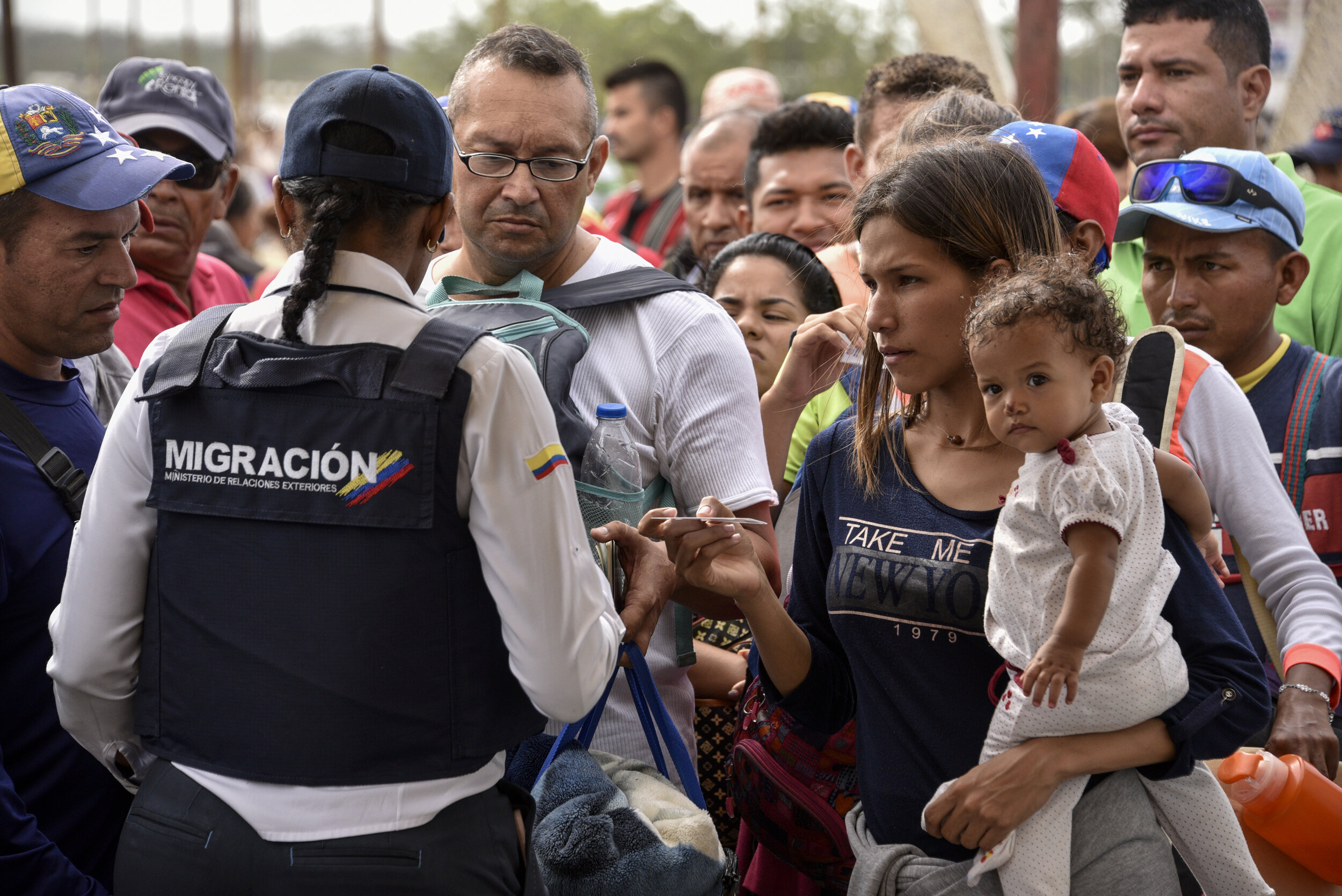 migrantes venezolanos servicios financieron colombia - acn