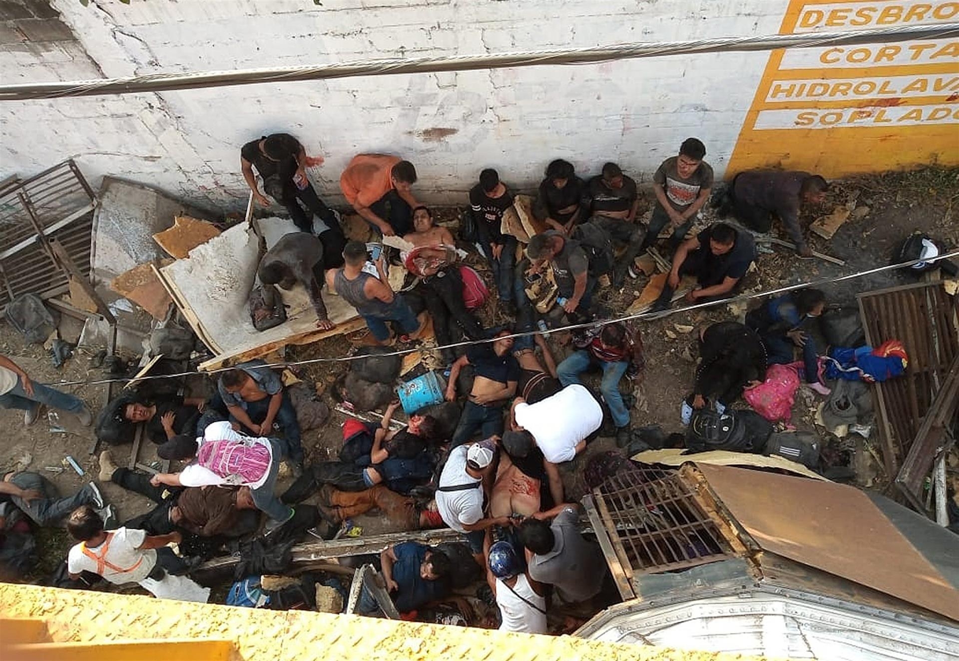 Mueren 49 migrantes por accidente de camión - noticiacn