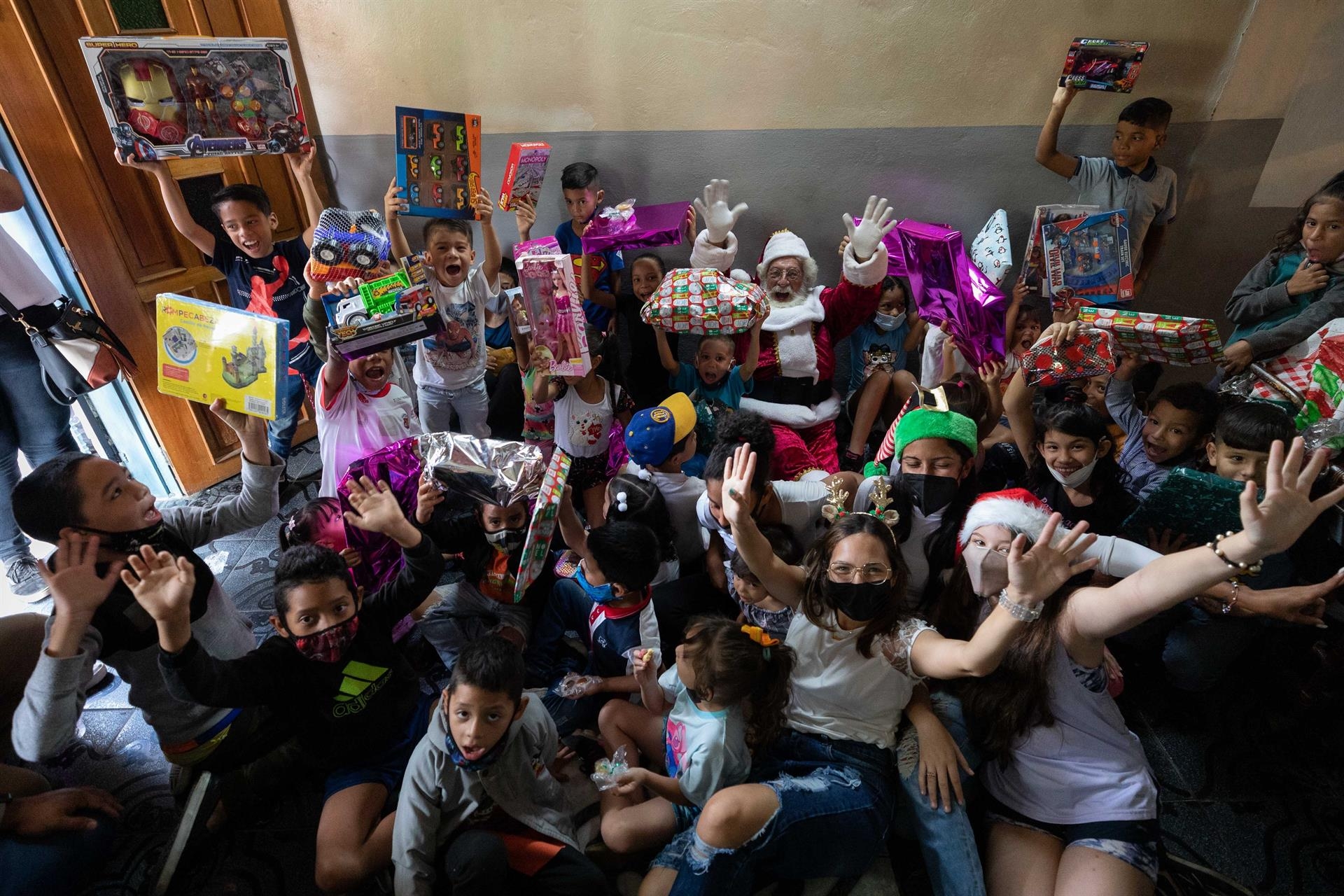 Periodistas venezolanos reparten buenas noticias en forma de juguetes -- noticiacn