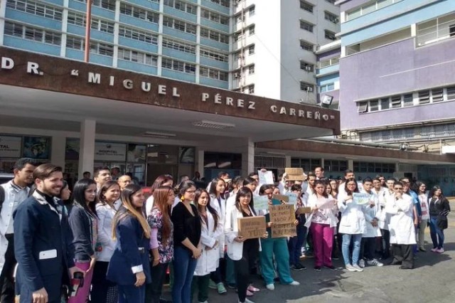 Renuncia masiva de médicos