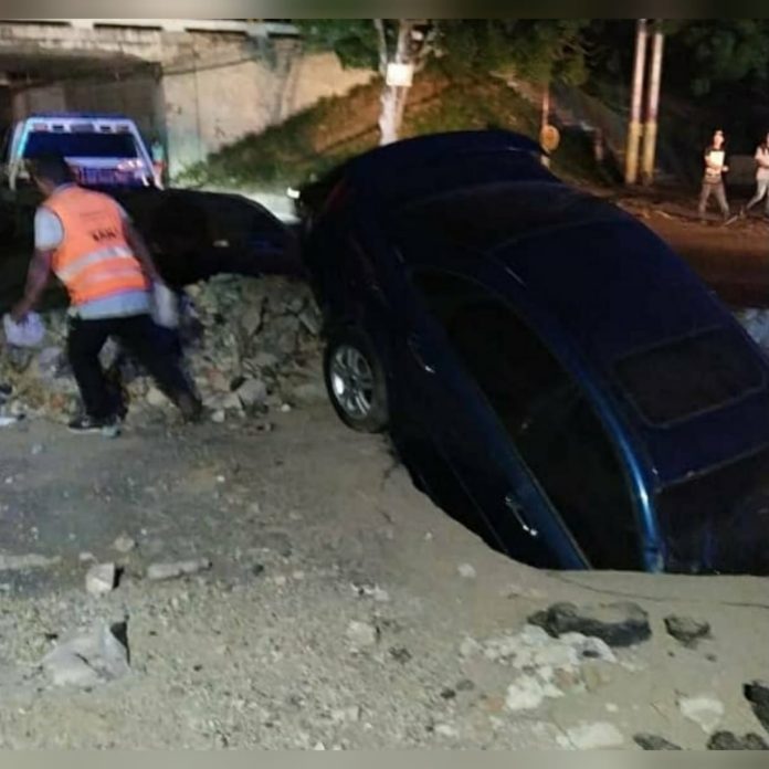 vehículo cayó mega hueco aragua- acn