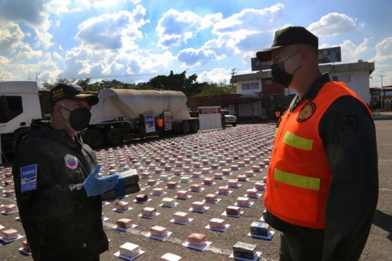 Incautan 1.212 kilos de droga