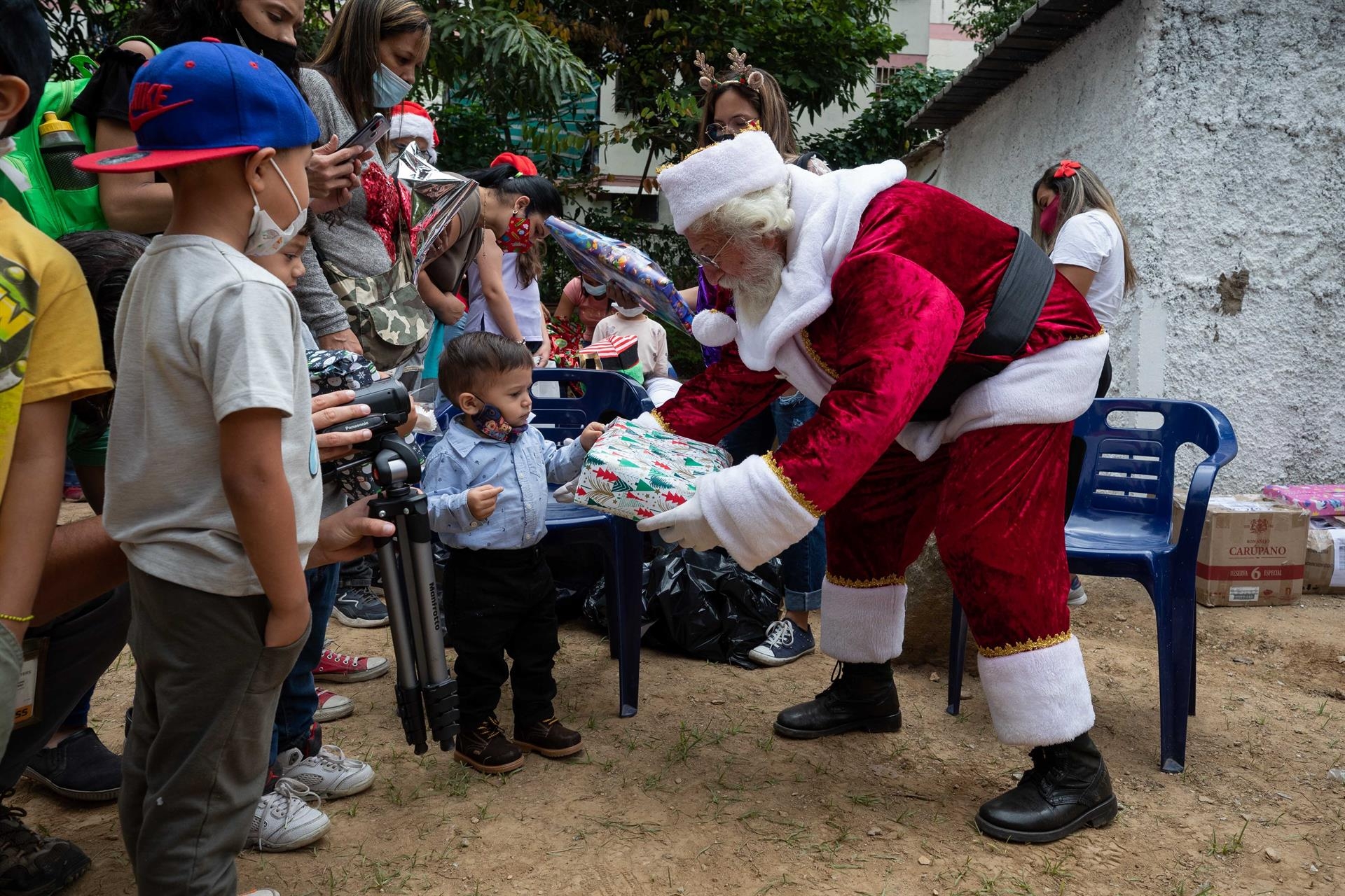 Periodistas venezolanos reparten buenas noticias en forma de juguetes -- noticiacn