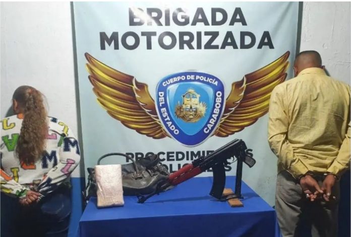 Detenida pareja con arma de guerra