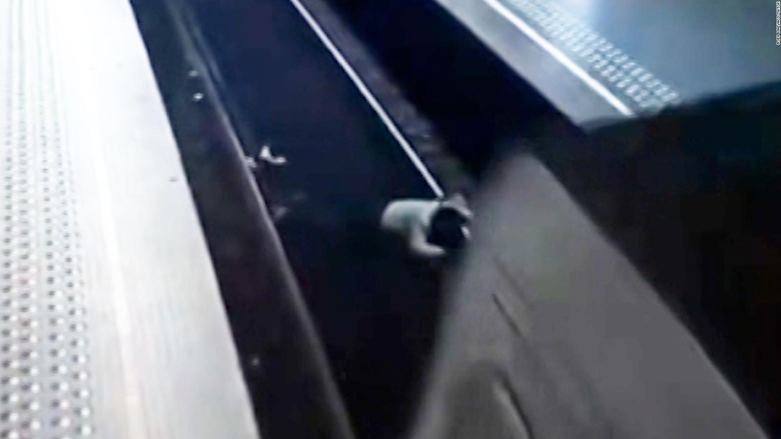 Mujer es empujada a las vías de un metro. Foto: Referencial