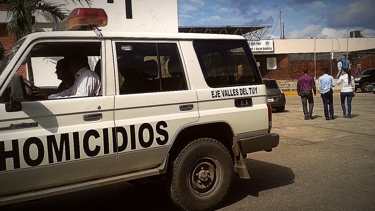 funcionario mató cuchilladas pareja - acn
