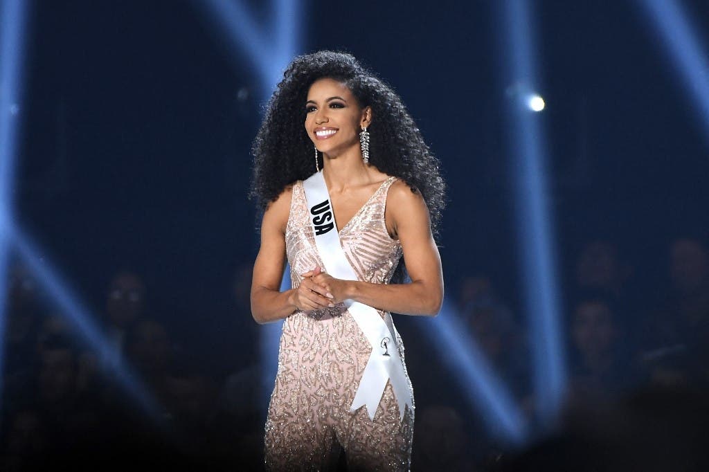 ex-miss-usa-se-lanza-rascacielos